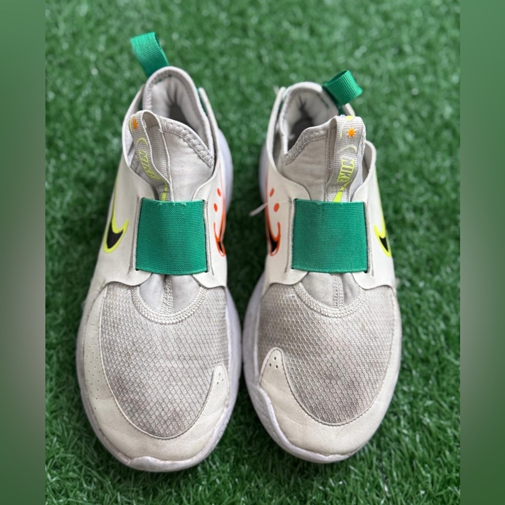 Nike
(GS)‎ Nike Flex Runner 3 'White Sport Green Fluorescent Yellow' Size 4Y